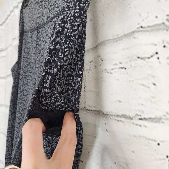 Athleta Women's Black & Gray Ultimate Stash Pocket Textured 7/8 Leggings Size S - Picture 2 of 13